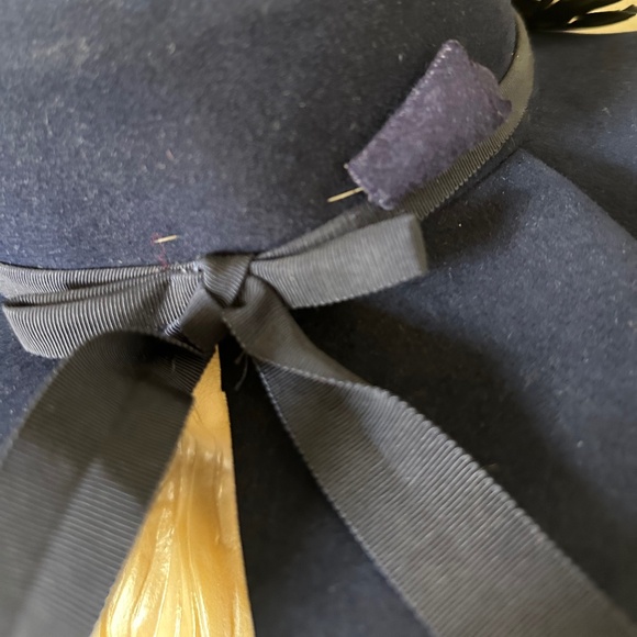 UNFORGETTABLE 1940s\' NAVY FELT WIDE BRIM HAT WITH FEATHER BIRD & SPLIT BRIM main image 11